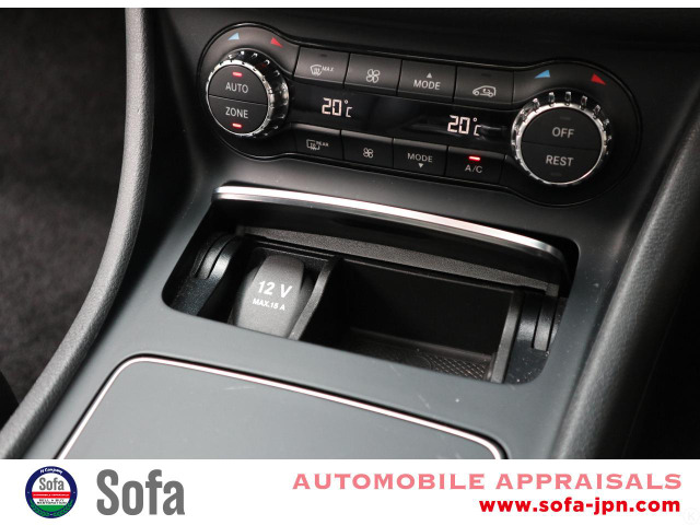 ���E�Ɨ��I�[�g�G�A�R��