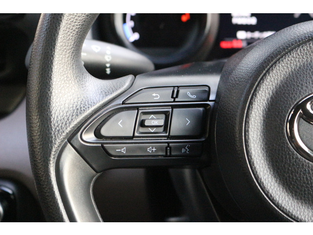 ☆ステアリングスイッチ付きで手元でオーディオ操作が可能です!