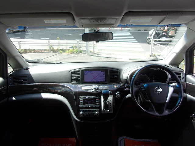 インパネシフトで足元広々。