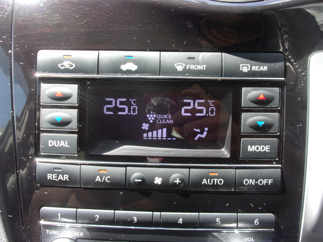 フロントデュアル切り替え機能付きWオートエアコン。