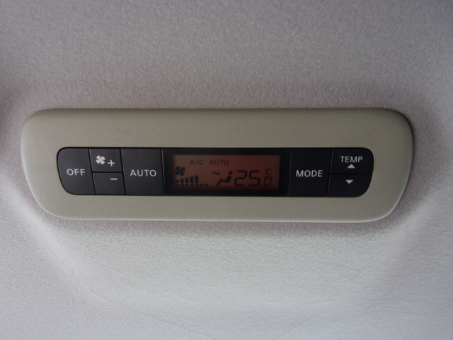 後席用エアコンコントローラー。