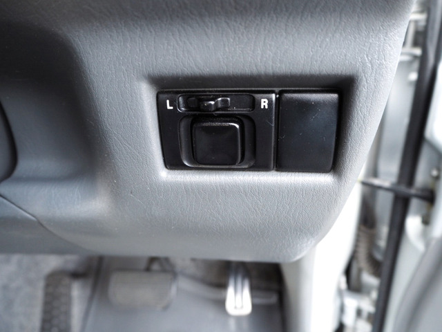 ���E�̃~���[�̊p�x����������ς���܂��B