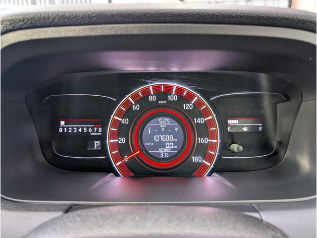 �Z���^�[���ɑ傫���z�u���ꂽ�X�s�[�h���[�^�[�͌��₷�����d���������ƂȂ��Ă܂��B