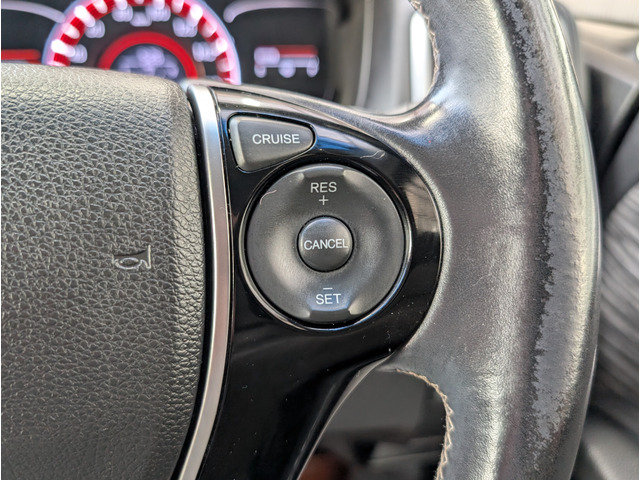 �X�e�A�����O�E���ɂ̓N���[�Y�R���g���[���̃X�C�b�`��z�u�B�������H�Ȃǂł̉^�]�ł͕֗��ȑ����i�ƂȂ�܂��B