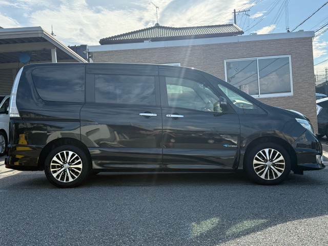 当店ではほとんどお車を、信頼できる日本自動車鑑定協会にて1台ずつチェックし、外装・内装・機関・修復歴の4項目についての鑑定を行い見た目からでは判断のつかない箇所も包み隠さず公開しております♪