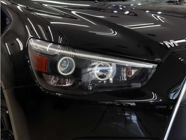 ヘッドライトのインナー部分もブラックにペイント済みで、引き締まった印象を与えてくれます。ヘッドライトレンズ部分も黄ばみや曇り等無く大変キレイな状態を保っております。