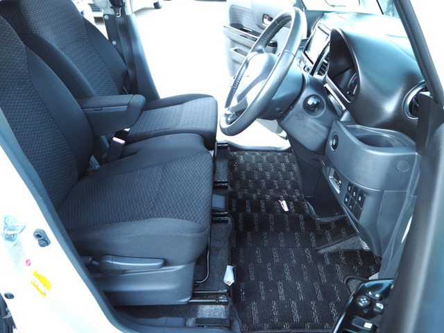 �Y��Ȏ����ł��ˁB�^�]�ȂƏ���Ȃ̐^�񒆂̂Ђ��|���ɂ͏������ꂪ�t���Ă��܂��̂ŕ֗��ł� �x���`�V�[�g�łǂ��炩��̃h�A����ł��ȒP�ɏ��~��ł��܂����������L�X�ŋ�����������܂���B