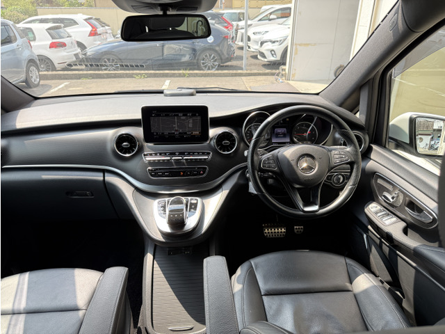 �G�A�R���̐����o�������AMC�ɂ���ă^�[�r���^�̃f�U�C���ɕύX����܂����B�h�����N�z���_�[���������Z���^�[�R���\�[���{�b�N�X�̌`��Ȃǂ����j���[�A������Ă��܂��B