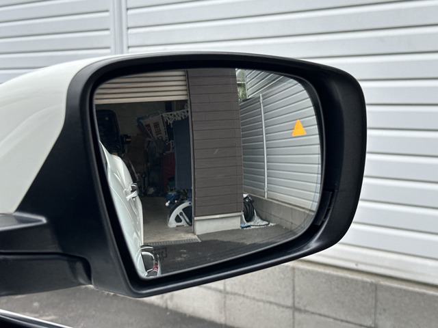 �y�u���C���h�X�|�b�g���j�^�[�z�h�A�~���[�ł̎��p�ƂȂ鍶�E����̎ԗ��Ȃǂ��Z���T�[�����m���A�������ݎ��̂Ȃǂ����O�ɖh���܂��B