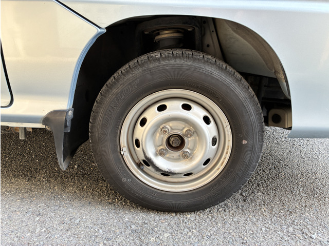 右フロントタイヤのホイールキャップは欠損しております。