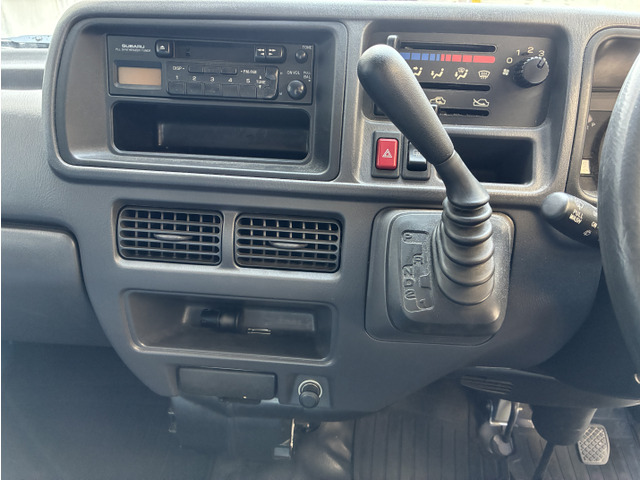 年式の古さはございますが、エアコンも良く、異臭などもございません。