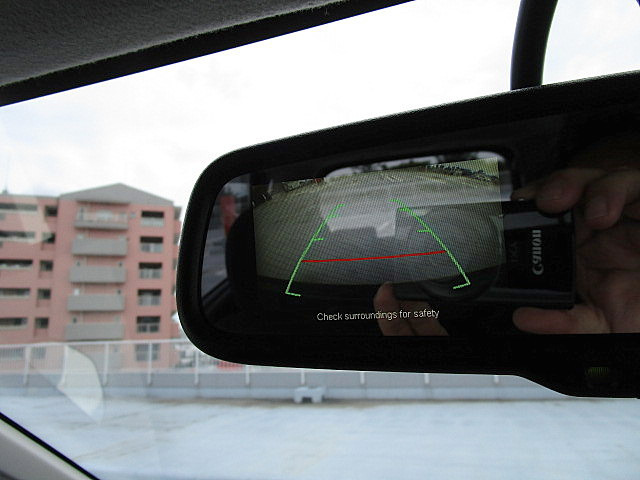 バックカメラ搭載!車庫入れが苦手な方も安心ですね。下がり過ぎてぶつけないように注意ですね