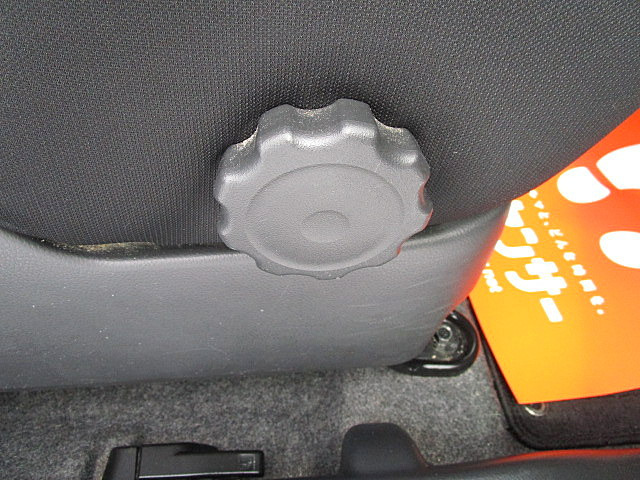 シートリフター付きシートの高さも調整可能です、運転しやすい姿勢を決めやすいので楽々運転!!