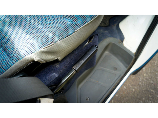 �T�C�h�u���[�L���o�[�͉^�]�ȉE���ɂ���̂������̃~�j�L���u�̓����ł�