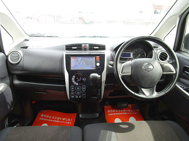 コンパクトなボディー、その車内は広くベンチシートになっています。足元もゆったりとしていますよ。