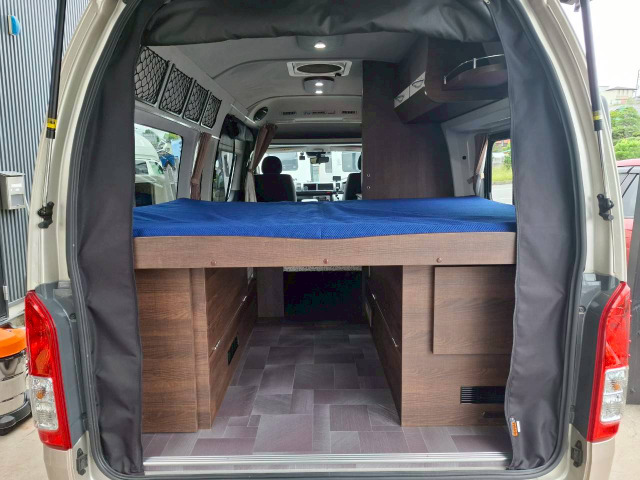 �傫�ȃo�b�N�h�A�ŉו��̏o��������y�X�ł�!