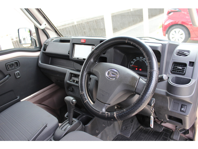 レンタカー上がりの車両、または特選車のご紹介も、他店と違う整備も詳しくご紹介可能!!