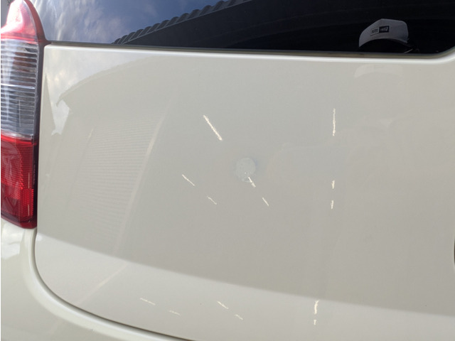 リアハッチ。リタッチの痕跡あり。窓はステッカーの跡があります。