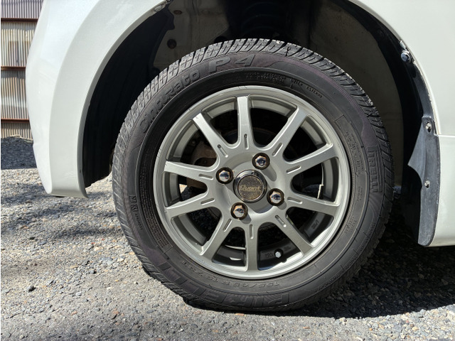 �ЊO�A���~�z�C�[���𑕒����Ă���܂��B�傫�ȏ���K���Ȃǂ͂���܂���B