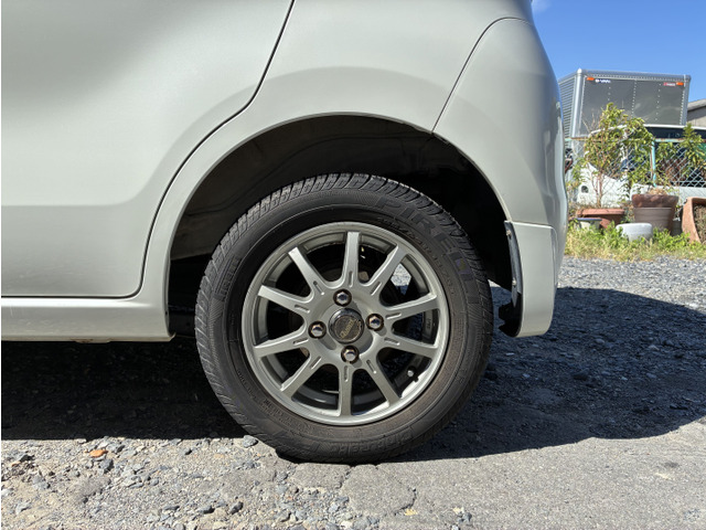 �ЊO�A���~�z�C�[���𑕒����Ă���܂��B�傫�ȏ���K���Ȃǂ͂���܂���B