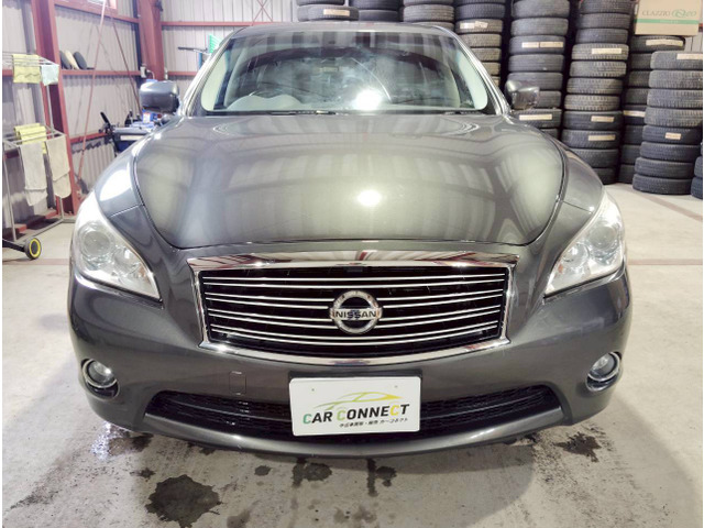 雨の日、雪の日に傘をさしながら中古車選びは嫌ですよね。当店なら安心。電話予約をいただければ屋根下へ移動しておきます。雨でも雪でもじっくりご覧いただけます。