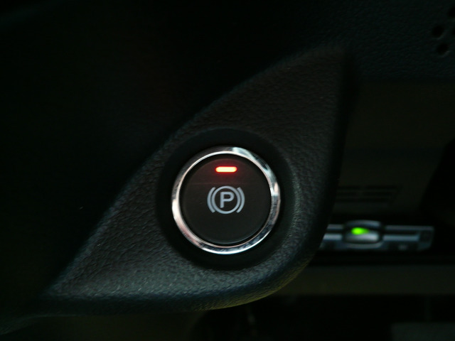 電子パーキングブレーキ☆ボタンを押すだけで、簡単にブレーキをかけれます(゜д゜)!