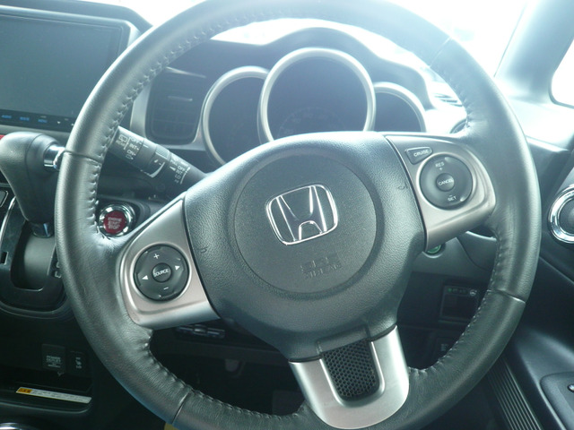 本革巻きステアリング☆握り心地のいいハンドルです(⌒∇⌒)