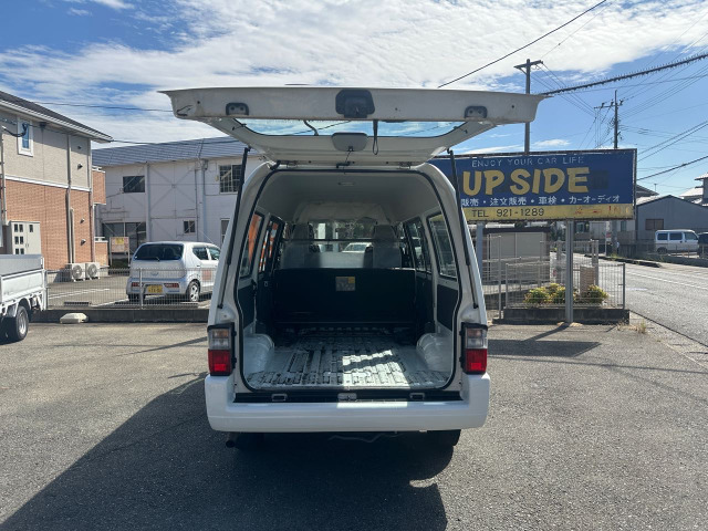 荷台はフロアカーペットを取り外してあります。