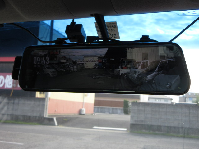 前後ドライブレコーダーが付いています。