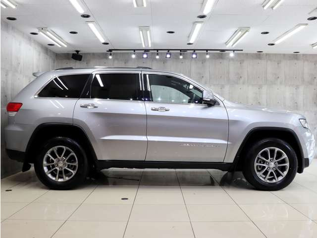 サイドから見ても大きな傷や目立つ凹み等無く、大変綺麗な状態を保っております。