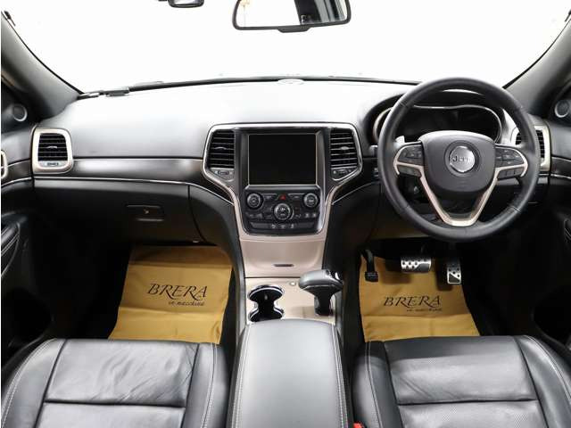 インテリアは広々としていてゆったりとご乗車いただけます。