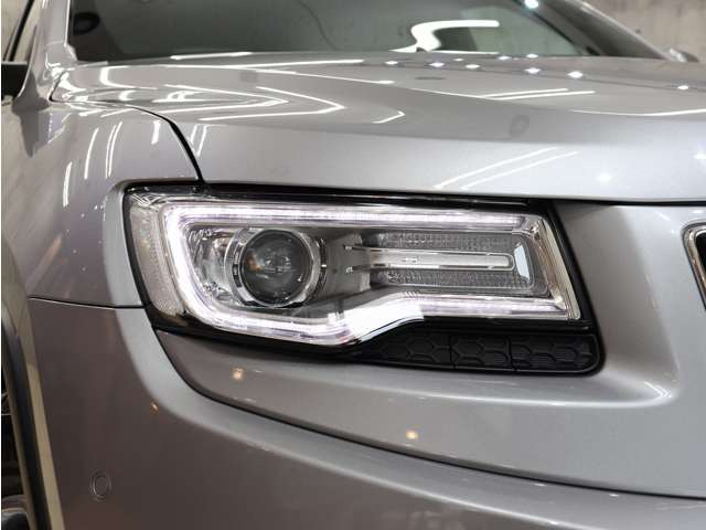 ヘッドライトも黄ばみや曇り等無く大変キレイな状態を保っております。スモールライトをオンにするとインナー部分のLEDが発光し、先進的でオシャレな印象を与えてくれます。