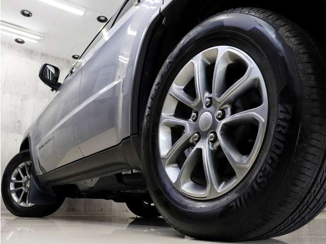 純正18インチアルミホイールは綺麗な状態を保っております。