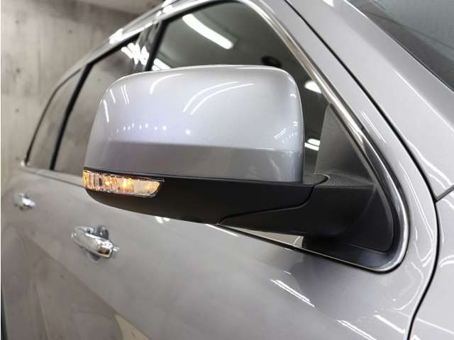 オシャレなLEDウィンカー付きドアミラーになります。