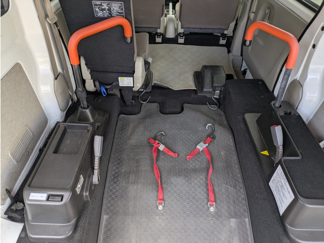 エブリイウィズ 車いす移動車 助手席側リアシート付 5AGS車