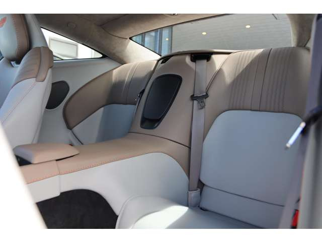 DB9���z�C�[���x�[�X�𒷂����A�㕔���Ȃ̃X�y�[�X���m�ۂ��Ă��܂�