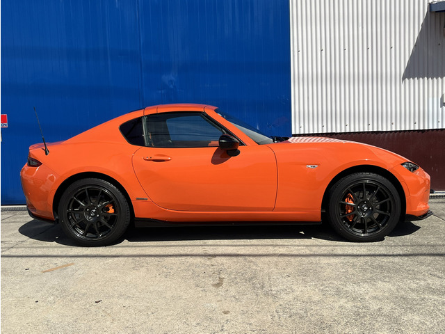 �Ȃ�Ɖ��ƃT�C�h�ɂ͓����������I�v�V�����̃u�����A���g�u���b�N�F�̃T�C�h�A���_�[�X�J�[�g����������Ă���܂��B�ԍ����Ⴍ�����Ă����A�C�e���ł��B�O�㍶�E���ꊴ�������Ă����ł��ˁB