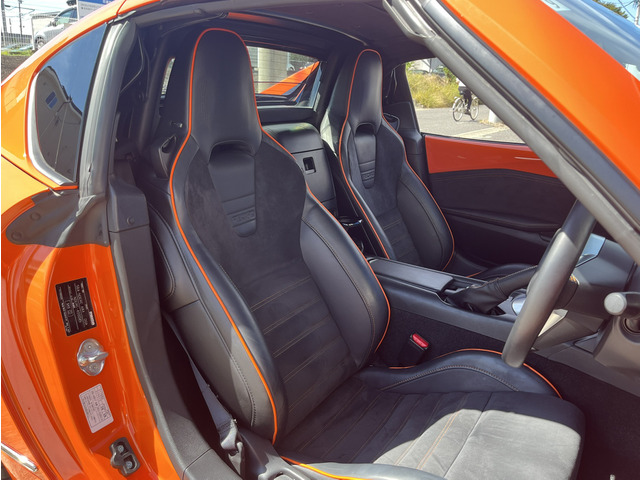 �V�[�g�ɂ�RECARO���I�����W�p�C�s���O���u���b�N�i�b�p�v/�A���J���^�[���R���r�V�[�g����������Ă���܂��B���̃O���[�h��p�V�[�g�ɂȂ��Ă���܂��B�z�[���h�����ǂ����S�n�̂����V�[�g�ł��B