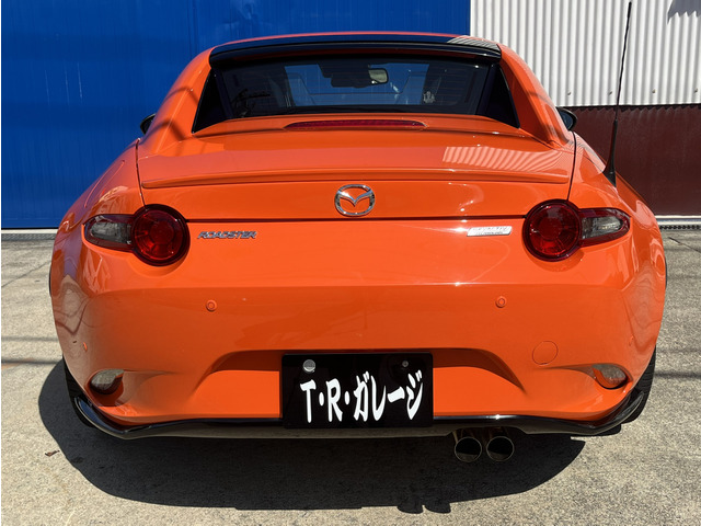 ���A�ɂ̓u�����A���g�u���b�N�F�̃��A�A���_�[�X�J�[�g�ƃ{�f�B���F���A�X�|�C���[����������Ă���܂��B������X�|�[�e�B�[�ȉ��o�����Ă���Ă����������ł��ˁB