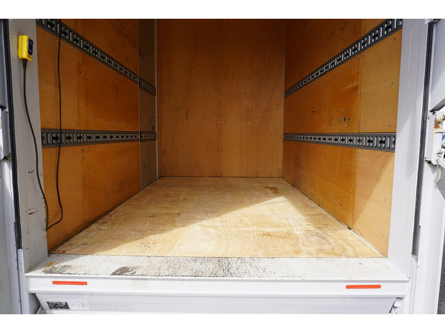 �V�Ԓ����������Ă���܂��B���g�p�̎ԂȂǂ����Ŕ[���������g���b�N����������u���Ă���܂��̂ł������������B