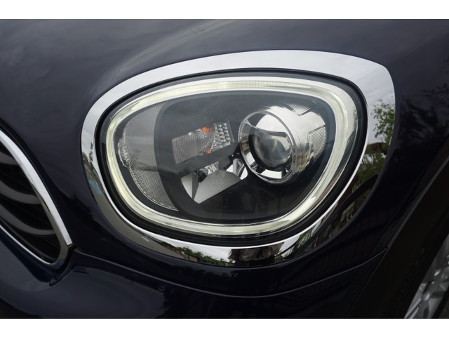 円形のヘッドライトによってどこから見てもMINIを感じていただけます!