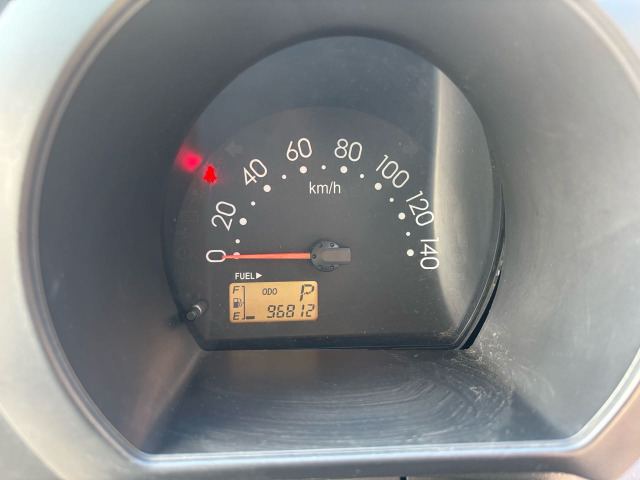 実走行96,812?です。メーターパネルはシンプルなタイプでチェックランプの点灯はありません。