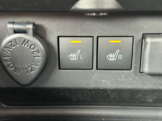 【シートヒーター】寒い日に重宝するシートヒーター!エアコンより早く温まってくれるので寒がりの人も安心ですね♪エアコンの温風は乾燥するから苦手、という方にもをおすすめです。