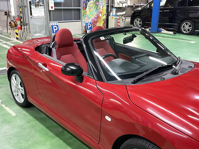 ★徹底した外装クリーニング★エンジンルームの徹底クリーニング 細かい隙間の汚れも歯ブラシを使い徹底クリーニング ドアの内側も徹底クリーニング