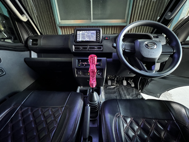 MT車両ですので耐久性もグッド!パナソニック製フルセグTVナビで快適に乗車できます!
