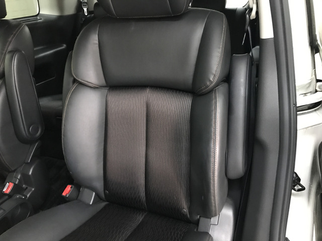 【雨の日も大丈夫】 雨の日や夜に中古車は選びにくいですよね。でも当店なら安心。電話予約を頂ければ明るい屋根下へ移動しておきます。じっくりご覧いただけますヨ(^^)v