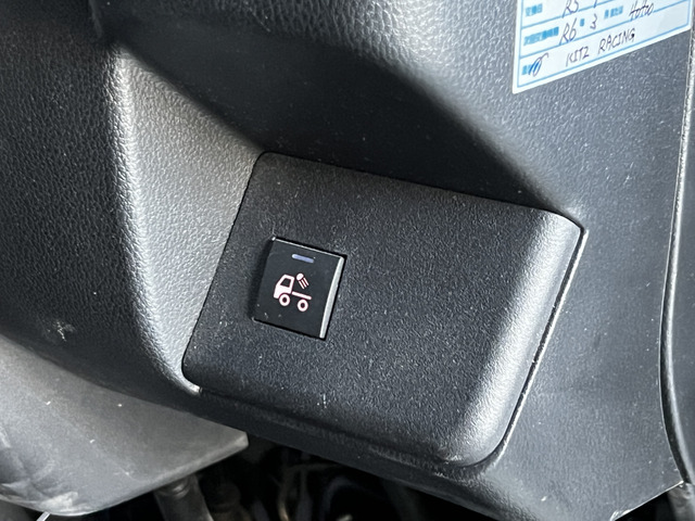 サーチライトは運転席ステアリングコラム右下のスイッチで点灯消灯を切り替え可能です!