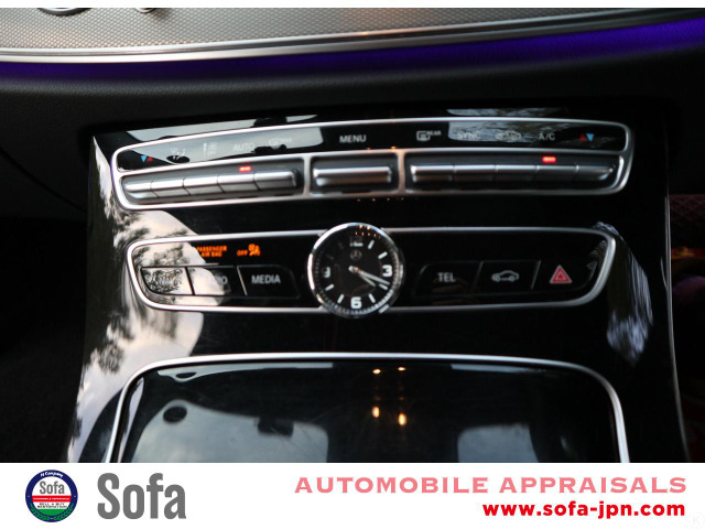 ���E�Ɨ��I�[�g�G�A�R��