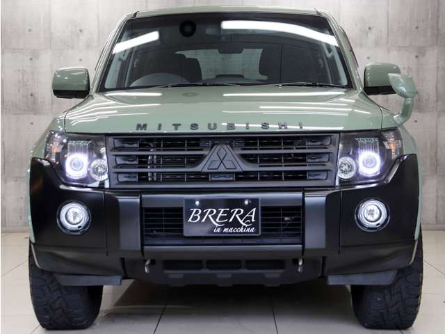 フロントビューはカーキカラーとマットブラックで塗り分け、オシャレなフロントビューに仕上がっております。