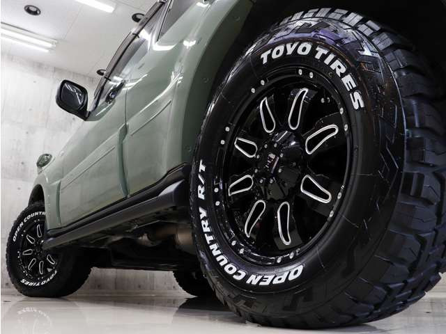 新品社外アルミホイールに新品TOYOオープンカントリーR/Tタイヤを装着しアクティブな雰囲気に仕上がりました。